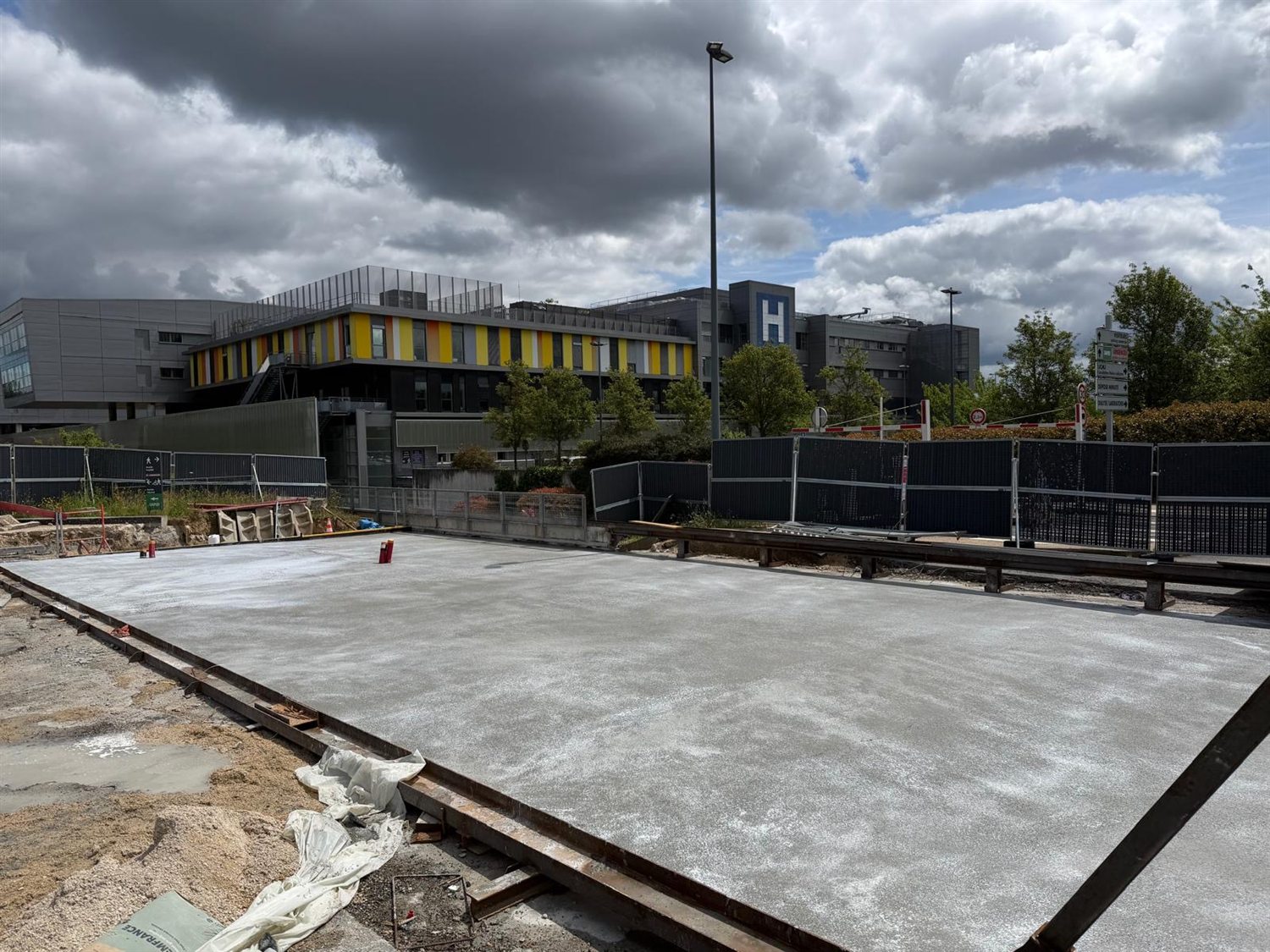 Dalle béton coulée devant l'hôpital de Corbeil-Essonnes