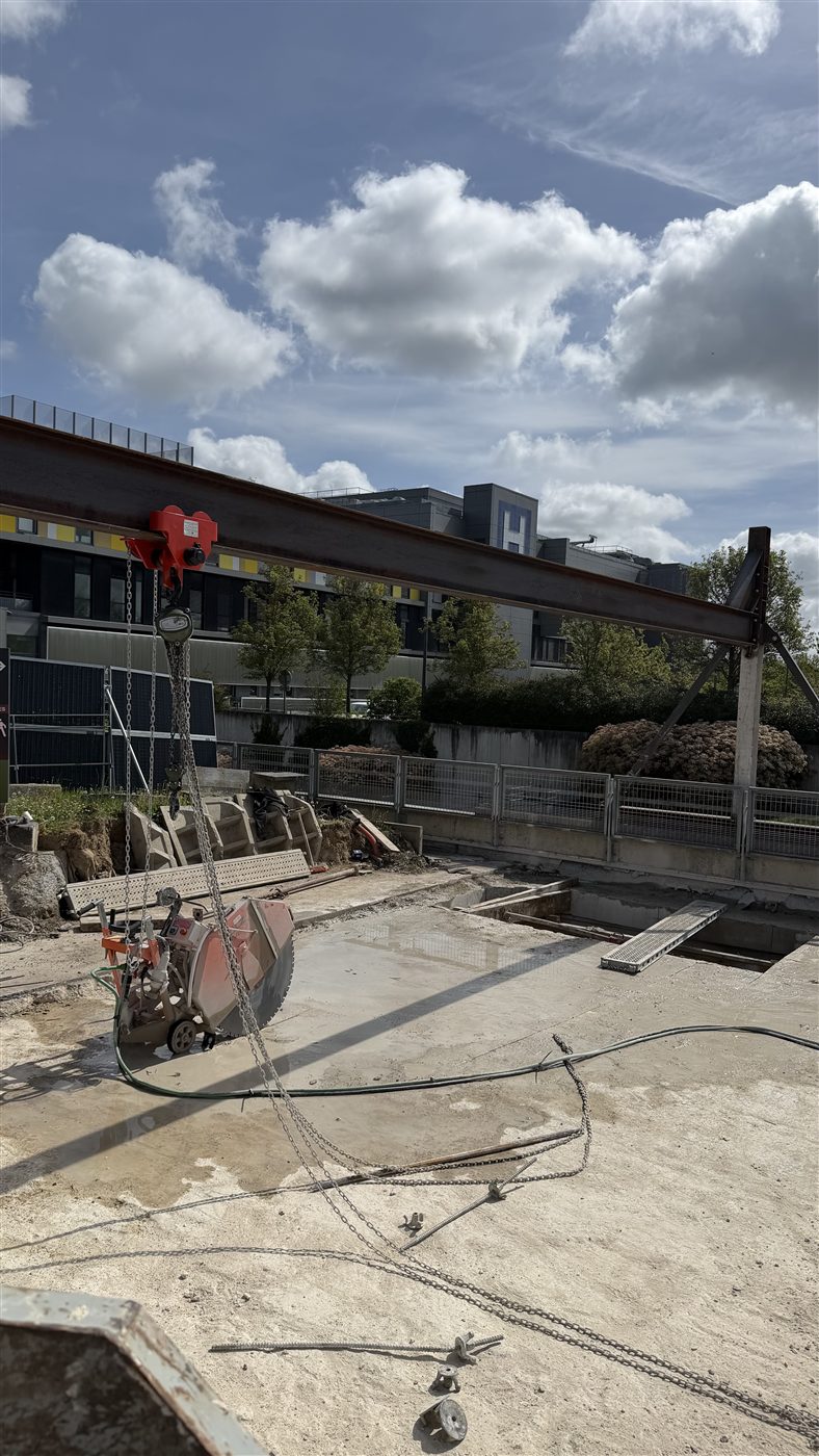 Sciage de béton et pose de poutre à l'hôpital