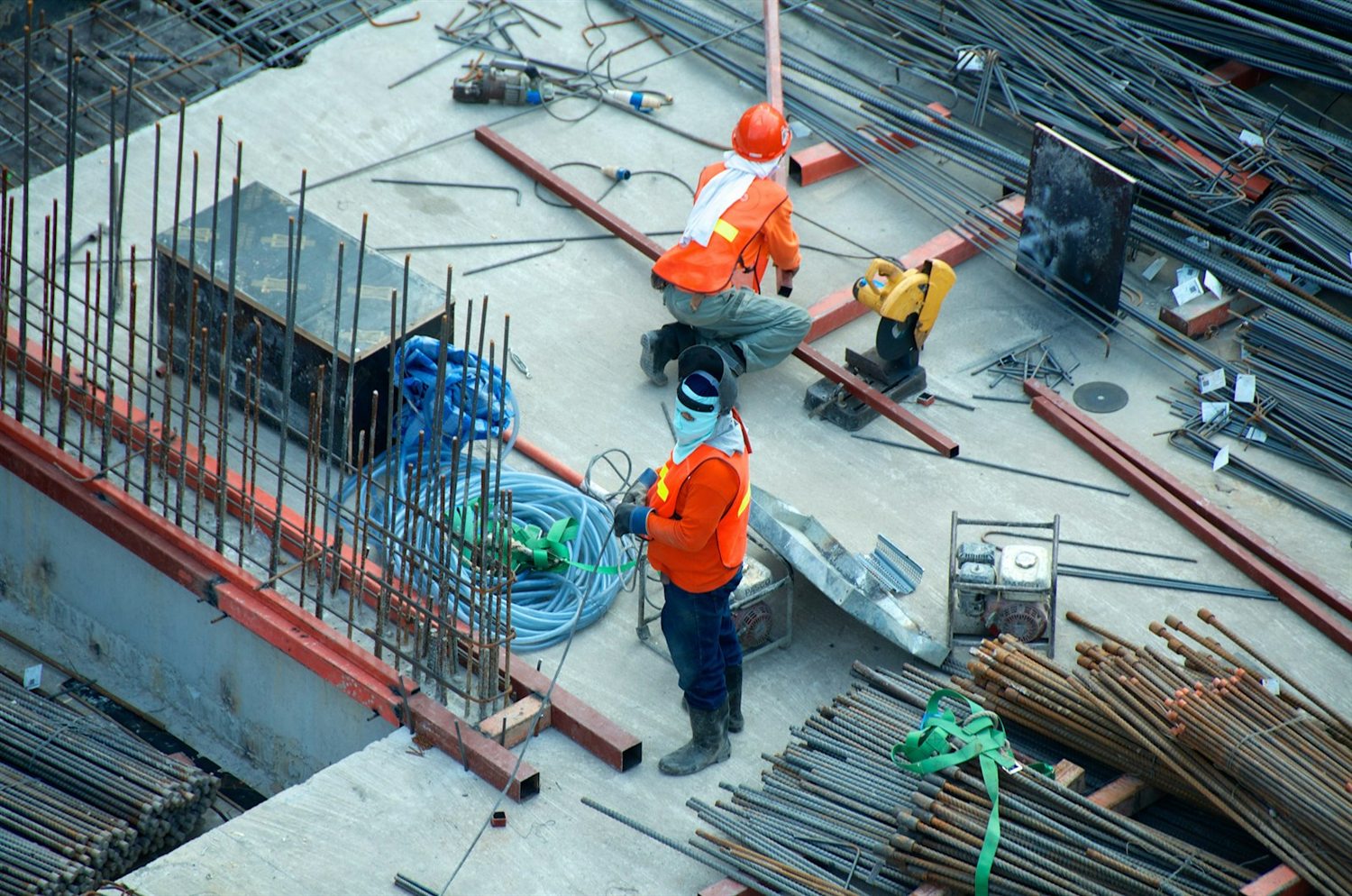 Ouvriers NEC sur un chantier de bâtiment