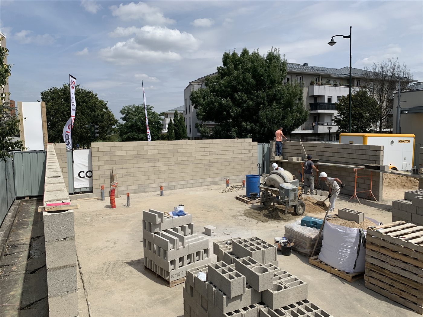 Maçonnerie des murs en blocs de La Poste à Corbeil-Essonnes