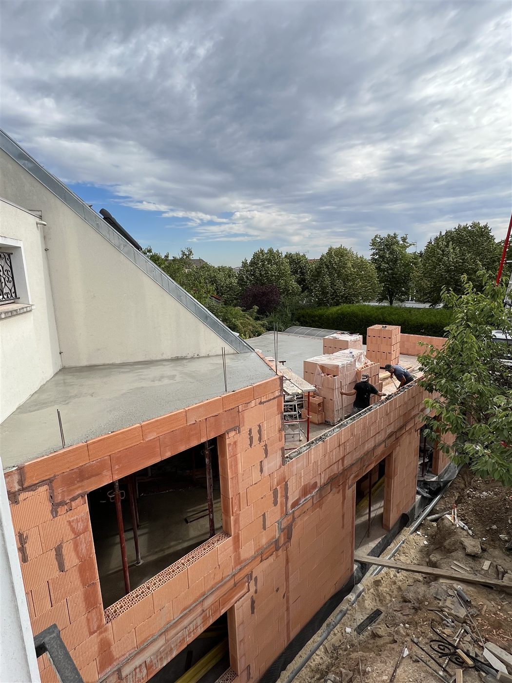 Élévation des murs en briques